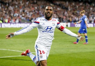 Lacazette, bomber del Lione, vicino al PSG - Foto: squawka.com