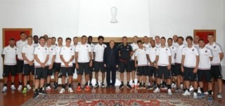 Silvio Berlusconi e la squadra (Fonte: acmilan.com)