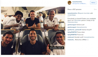 Luiz Adriano con Ely, Alex, Cerci, Bertolacci e Matri sull'aereo per la Cina, fonte foto profilo Instagram Luiz Adriano