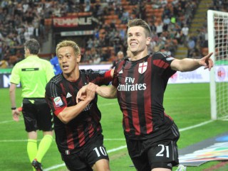 Honda e Van Ginkel esultano dopo un gol (Fonte: www.quotidiano.net) 