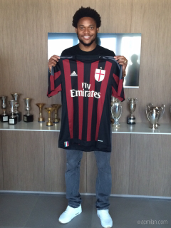 Luiz Adriano con la maglia del Milan, fonte foto acmilan.com