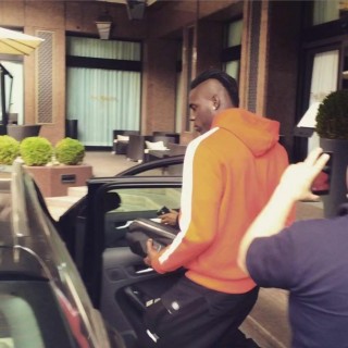 Mario Balotelli a Milano per firmare il suo contratto con i rossoneri (fonte foto: Twitter, account di Fabrizio Romano)