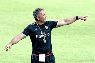 Sinisa Mihajlovic dirige l'allenamento, fonte foto acmilan.com