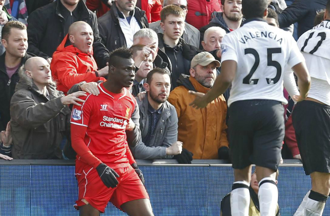 Mario Balotelli fermato dai tifosi (http://1clicknews.com/)