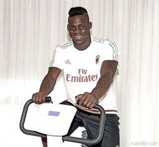 Mario Balotelli durante i test medici con il Milan (fonte foto: Official Twitter account AC Milan)