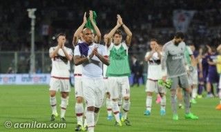 L'applauso dei giocatori rossoneri a fine gara (acmilan.com)