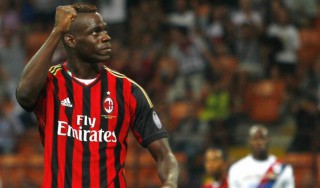 Mario Balotelli in maglia rossonera (fonte foto: www.repubblica.it)