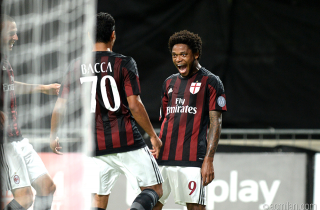 Luiz Adriano e Bacca esultano dopo un gol, fonte foto acmilan.com