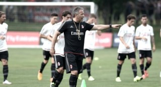 Sinisa Mihajlovic guida l'allenamento rossonero (Fonte: acmilan.com)