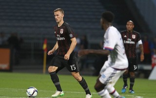 Rodrigo Ely in azione contro il Lione (Fonte: acmilan.com)