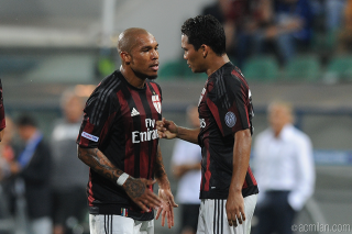 Carlos Bacca e Nigel De Jong, fonte foto acmilan.com