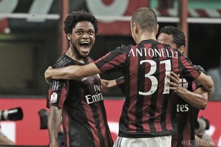 Luiz Adriano festeggiato dai compagni, fonte foto acmilan.com