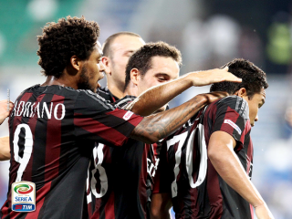 Bacca festeggiato dopo un gol, fonte foto profilo Twitter Serie A TIM