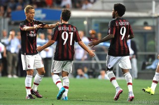 Honda, Bertolacci e Luiz Adriano esultano dopo un gol, fonte foto acmilan.com