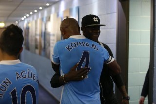 Mario Balotelli ritrova gli ex compagni (twitter.com)