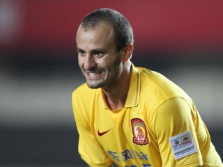 Alberto Gilardino con la maglia del Guangzhou Evergrande (fonte foto: www.corrieregiallorosso.com)