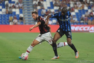 Bertolacci in un contrasto con Kondogbia, fonte foto acmilan.com
