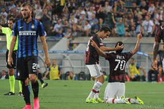Bacca esulta dopo un gol all'Inter, fonte foto acmilan.com