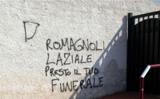 Le scritte apparse nelle vicinanze della casa di Romagnoli (Fonte: gazzetta.it)