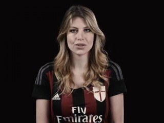 Barbara Berlusconi nel video promo della campagna abbonamenti 2015-2016 del Milan (fonte foto: video.corriere.it)