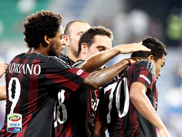 Bacca festeggiato dopo un gol, fonte foto profilo Twitter Serie A TIM