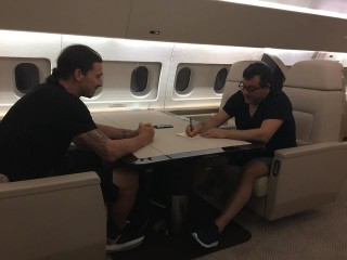 Ibrahimovic e Raiola sull'aereo - Fonte: facebook.com