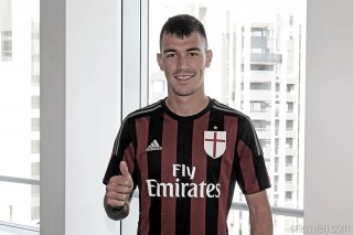 Prima foto ufficiale per Alessio Romagnoli in maglia rossonera (fonte foto: A.C. Milan official Twitter account)