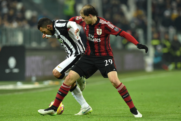 Gabriel Paletta, qui in marcatura su Carlos Tevez, ha stupito tutti per affidabilità (Fonte: www.zimbio.com)