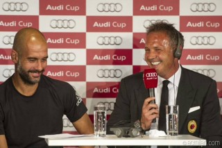 Pep Guardiola e Sinisa Mihajlovic in conferenza stampa per l'AUDI Cup (fonte foto: acmilan.com)