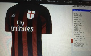 Singolare particolare nello store del Milan: la personalizzazione con il numero 10 non figura nella lista con gli altri, ma è fissata in alto. Forse quello di Honda è soltanto un nome provvisorio?