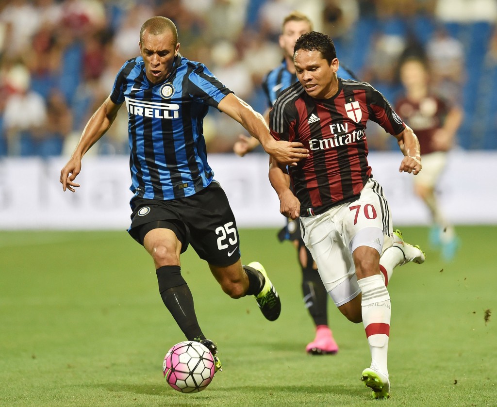 Carlos Bacca in azione nella gara tra Inter e Milan