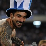 Ezequiel Lavezzi festeggia con i tifosi del Napoli