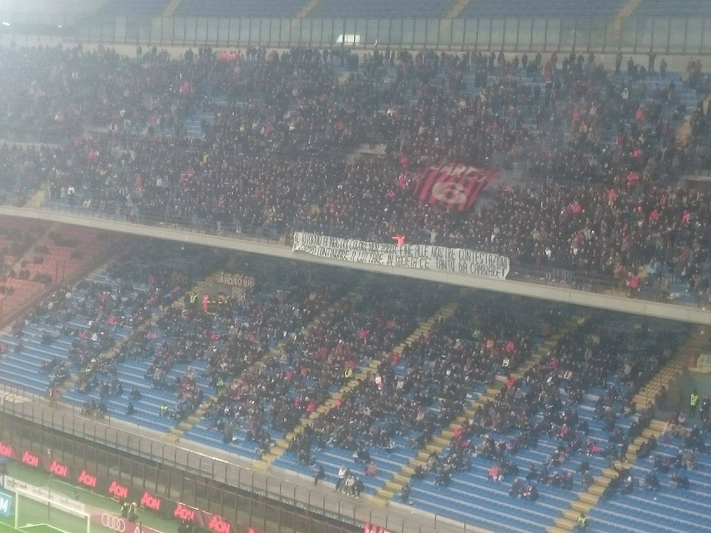 Curva Sud striscione Milan