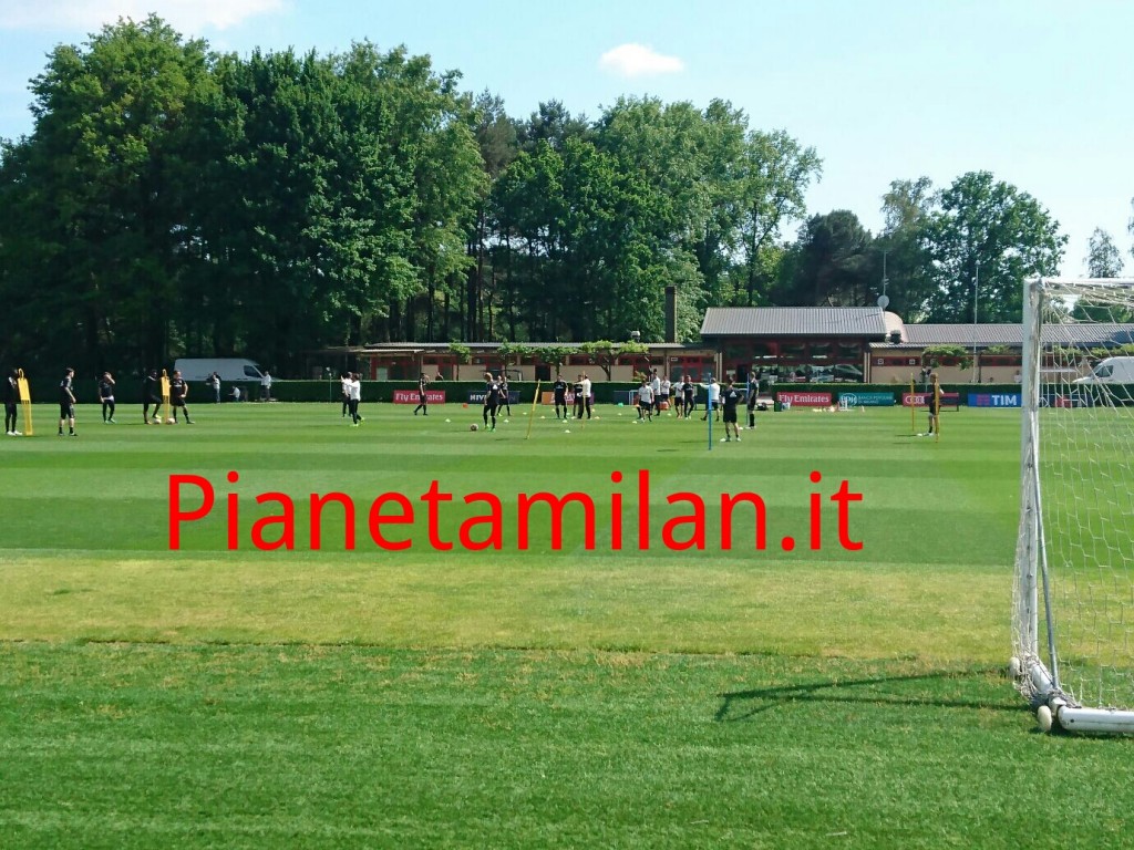 I rossoneri sul campo di Milanello (Credits: Pianetamilan.it)