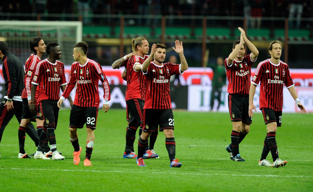 Il Milan applaude lo stadio