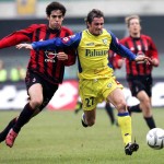 Fabio Moro impegnato in un Chievo-Milan contro Kakà