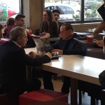 Silvio Berlusconi al tavolo del famoso fast food