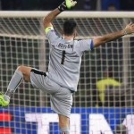 Gianluigi Buffon festeggia le 1000 presenze in carriera ballando Occidentali's Karma in campo, foto Optima Italia