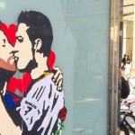 Il murales con il bacio tra Messi e Cristiano Ronaldo, foto Rsi
