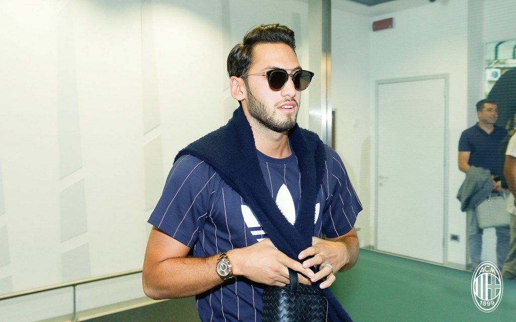 Lo sbarco di Hakan Calhanoglu a Milano Linate