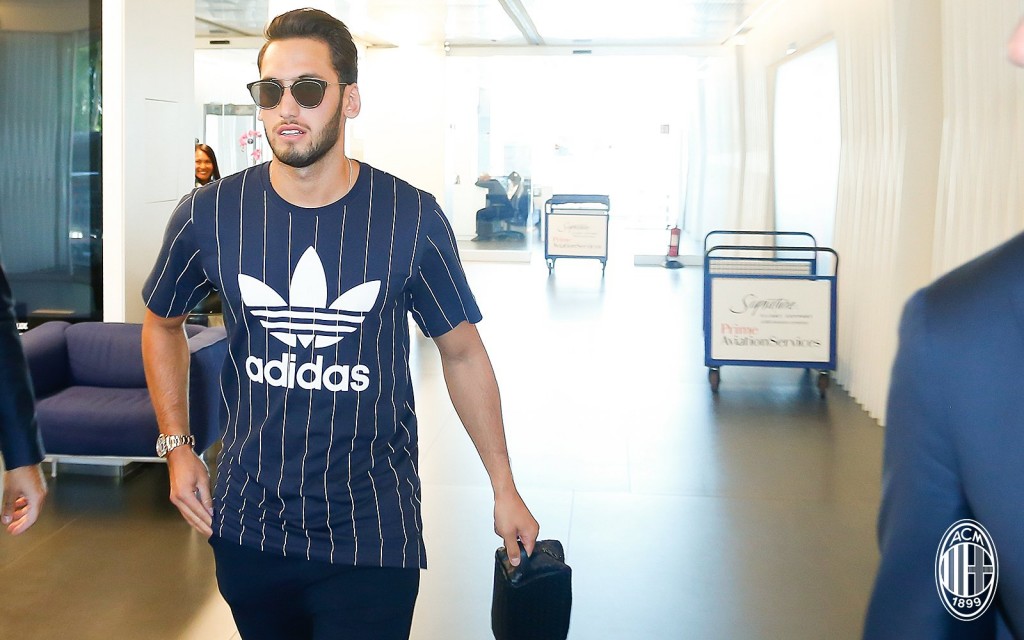 Lo sbarco di Hakan Calhanoglu a Milano Linate