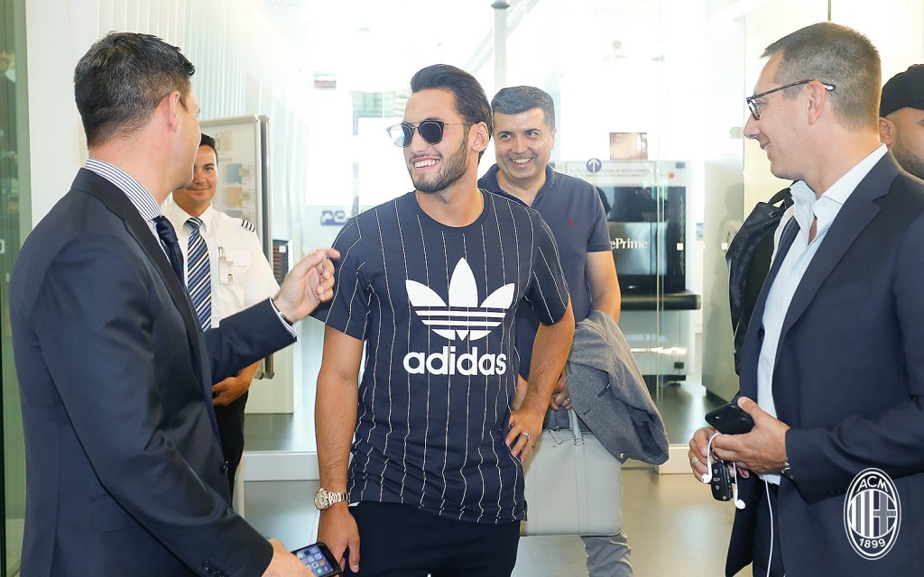 Lo sbarco di Hakan Calhanoglu a Milano Linate