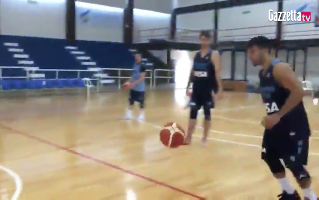 Campazzo fenomeno social, canestro coi piedi da metà campo