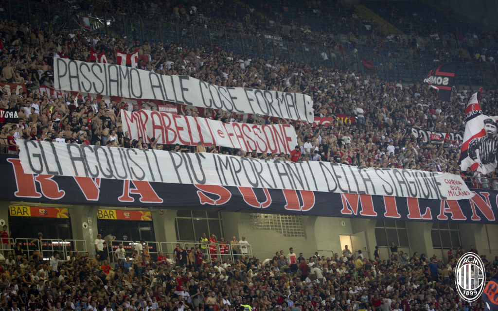 Fassone Mirabelli striscione Curva Sud Milan