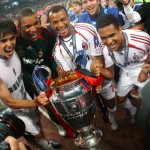 Nelson Dida e alcuni compagni dopo la vittoria della Champions