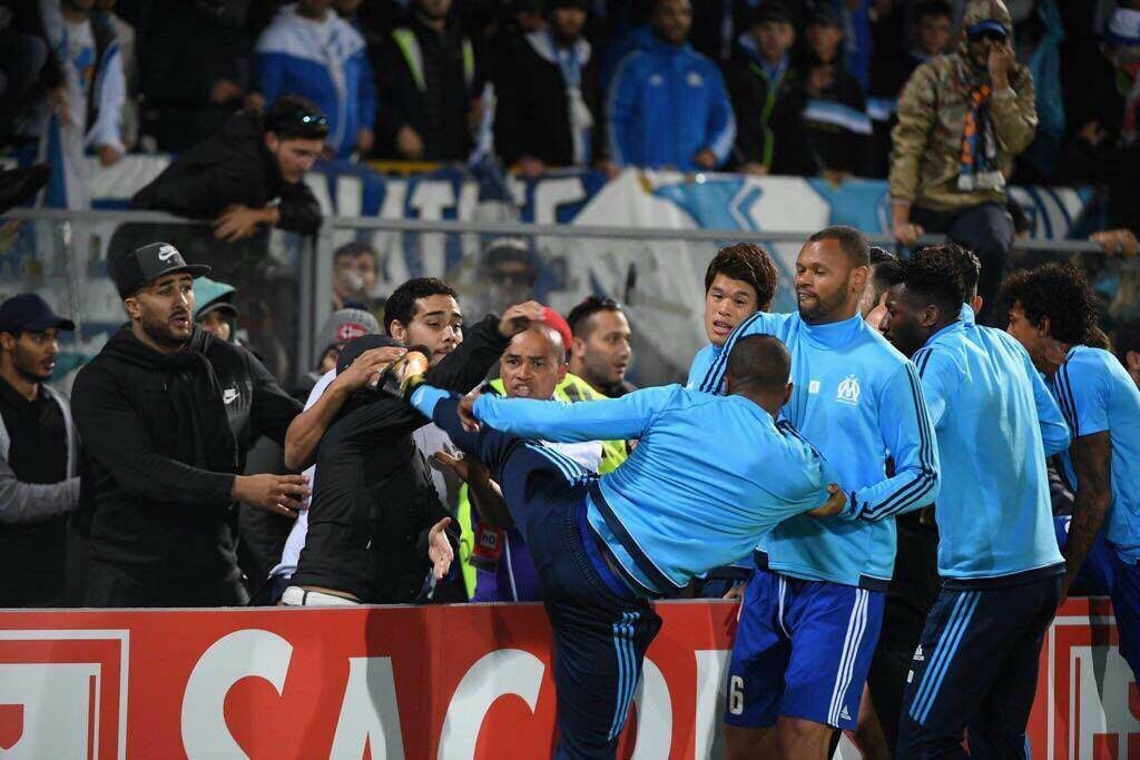 Il clamoroso gesto di Evra