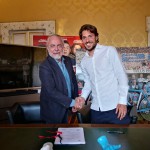 La stretta di mano tra Simone Verdi e Aurelio De Laurentiis