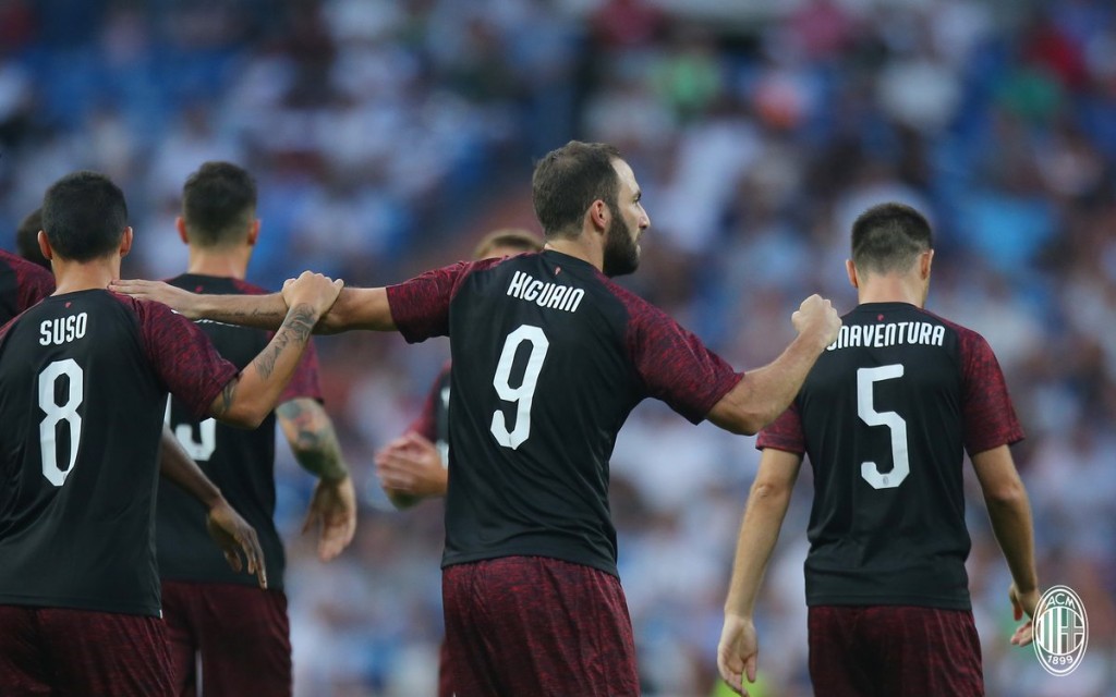 Higuain festeggia con i compagni, @acmilan