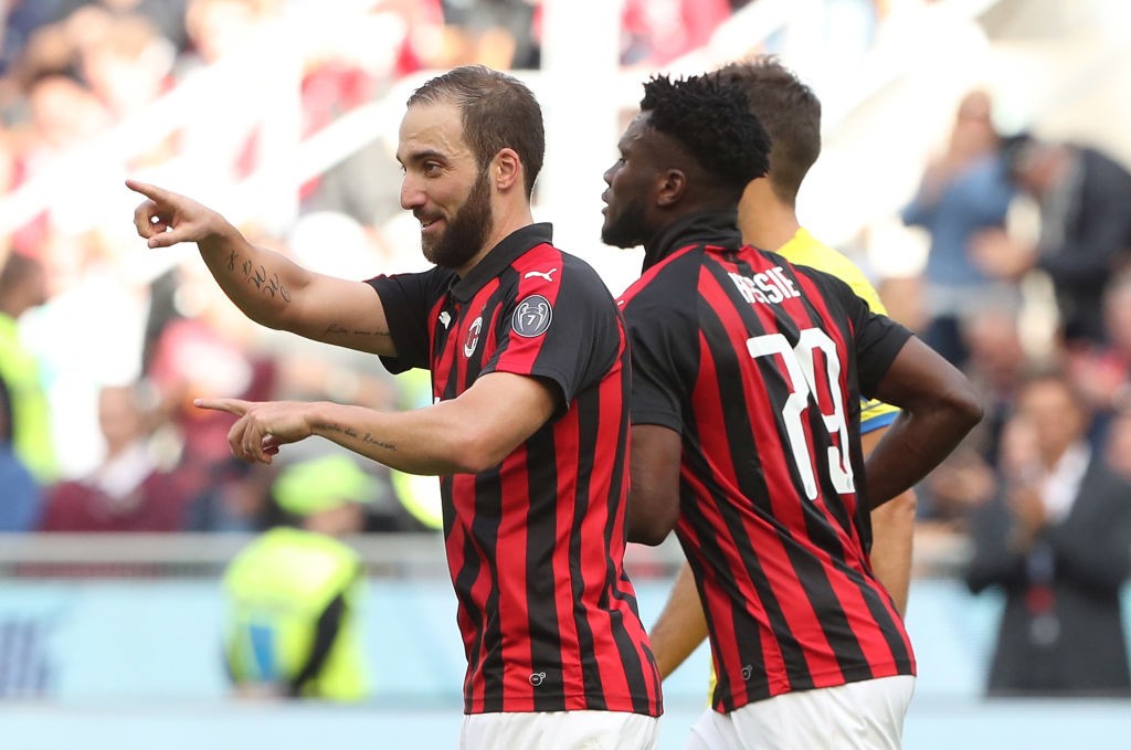 Higuain e Kessiè festeggiano dopo un gol