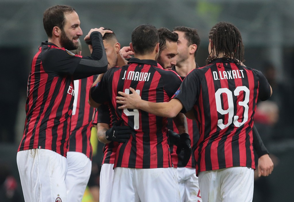 Mauri, Higuain e Laxalt festeggiano con i compagni, Milan, Getty Images
